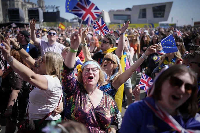 Bloomberg pic of Eurovision fans - Ness and Me!!